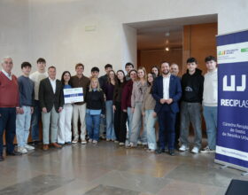 La Cátedra Reciplasa entrega el Premio a la Iniciativa para la Mejora de la Gestión Sostenible de los Residuos Urbanos al IES Llombai de Burriana con su proyecto ‘Posa’t les piles’