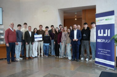 La Cátedra Reciplasa entrega el Premio a la Iniciativa para la Mejora de la Gestión Sostenible de los Residuos Urbanos al IES Llombai de Burriana con su proyecto ‘Posa’t les piles’