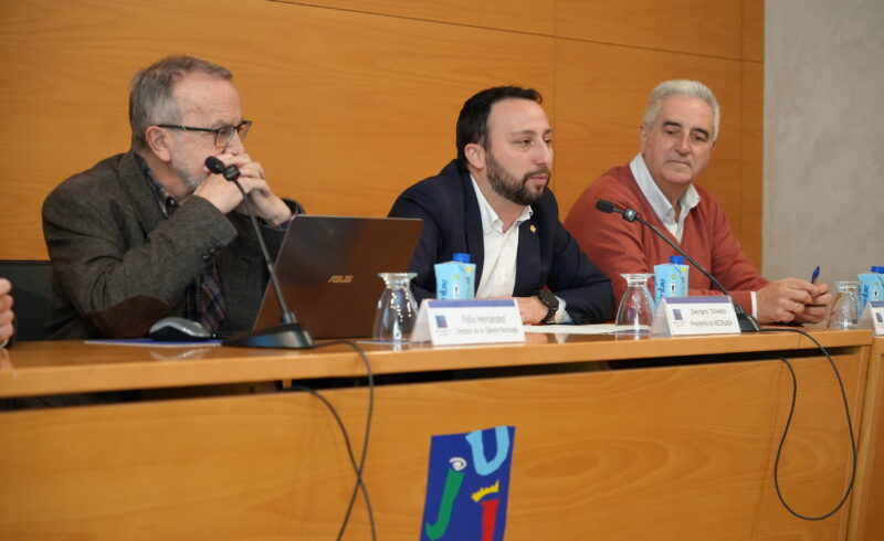 El director de la Cátedra, Félix Hernández, el presidente de Reciplasa, Sergio Toledo, y el director técnico de Reciplasa, Fernando Albarrán.